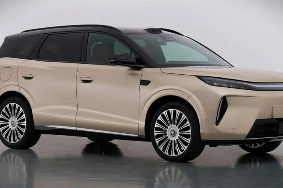 El BYD Tang prepara su versión de 700 CV y un interior donde manda una pantalla de 35,4 pulgadas