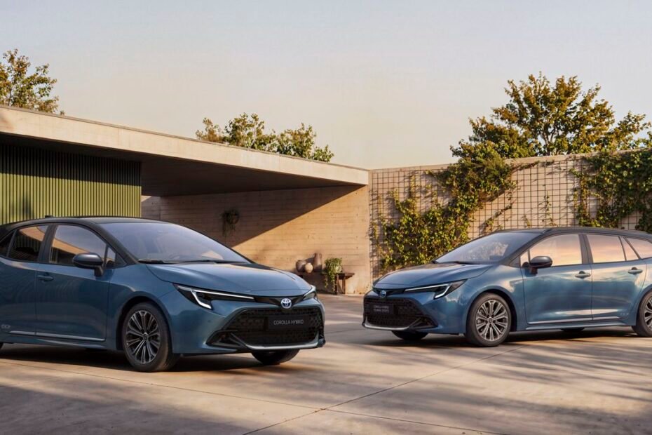 El Corolla cumple 60 años vestido de azul: Toyota le reserva techo panorámico y detalles únicos