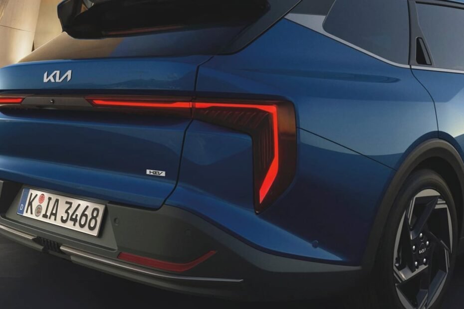 El KIA K4 Hybrid ya tiene precios en Europa y presume de algo que el nuevo Škoda Octavia híbrido ha perdido