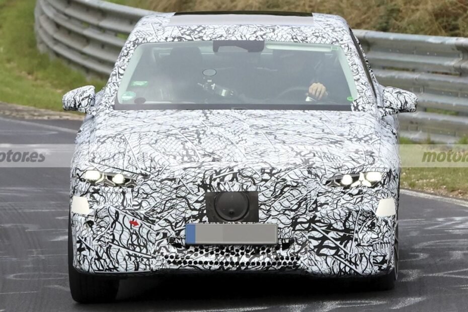 El nuevo Mercedes Clase E eléctrico se juega mucho para evitar otro EQE y ya rueda en Nürburgring