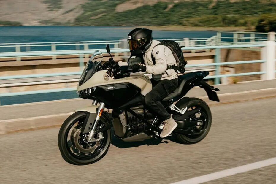 El récord de 436,5 km de esta moto eléctrica tiene letra pequeña: batería extra y con los Alpes a su favor
