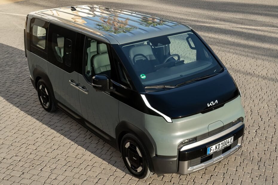 El Volkswagen ID. Buzz de KIA es 17.800 € más barato y tiene mejor maletero: el PV5 entra en modo chollo con 5.900 € de rebaja