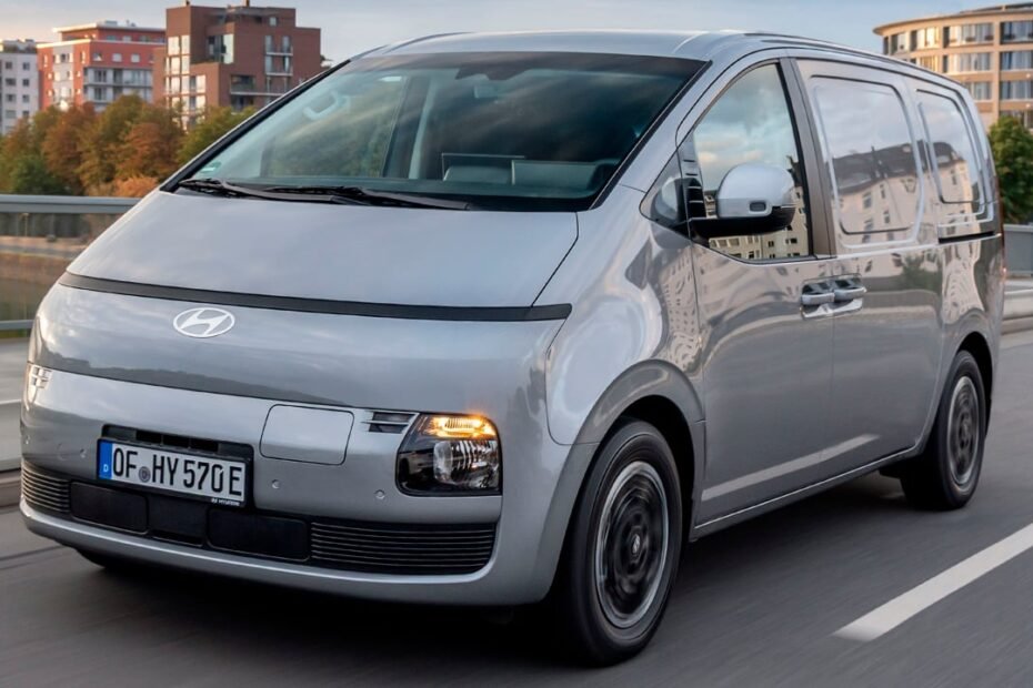 Hyundai STARIA Cargo debuta en París con 800 Voltios y 450 km de autonomía para plantar cara a la nueva Renault Trafic