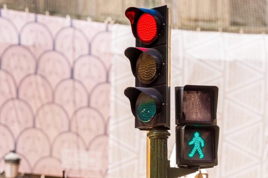 La DGT, obligada a matizar su propia norma: excepciones en los semáforos que permitirán el ámbar intermitente